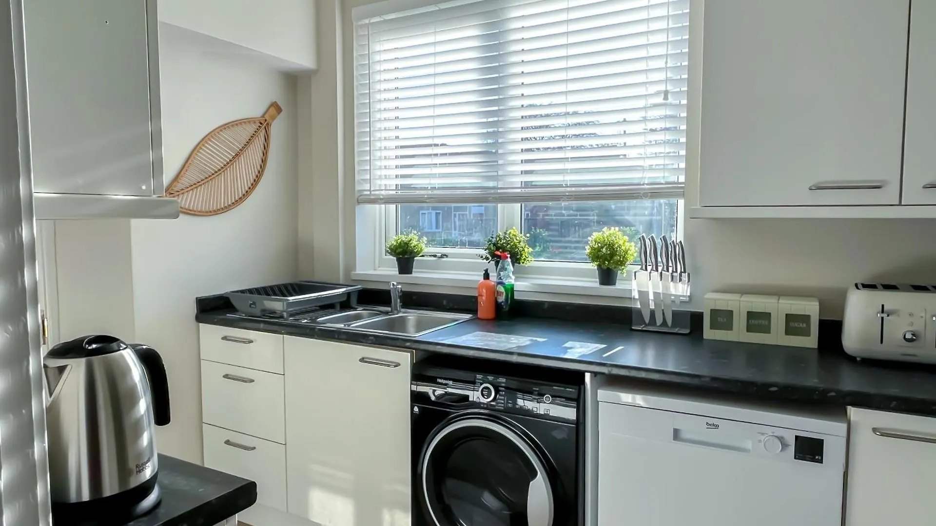 Colleyhouse-Private Parking-Business-Group-Relocation-Spaciousstylish 4Brhome-Sleeps 10 Sheffield